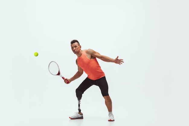 Joueur de tennis handicapé sur blanc