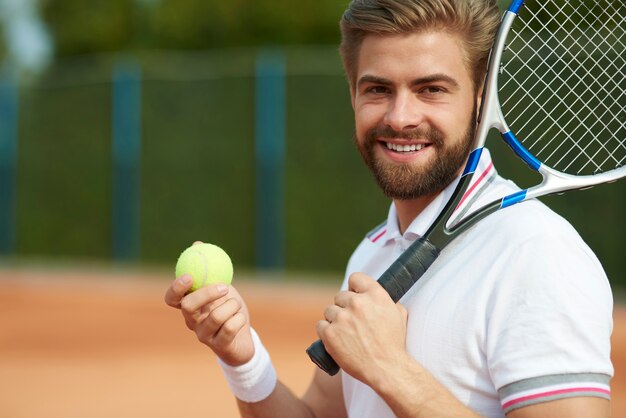 Joueur de tennis lors de la préparation du match