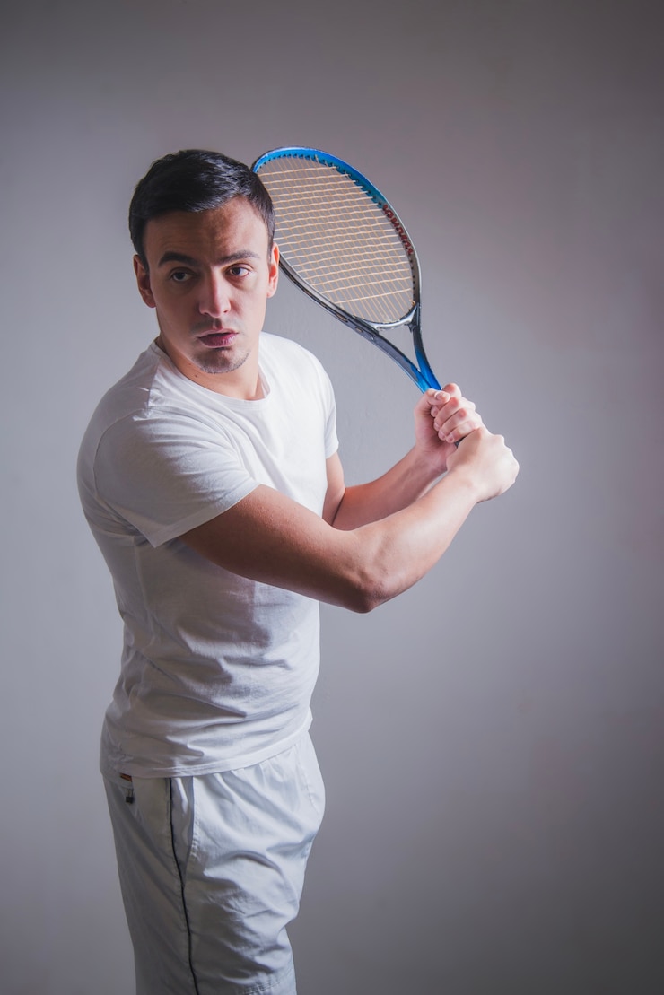 Photo gratuit joueur de tennis posant avec raquette