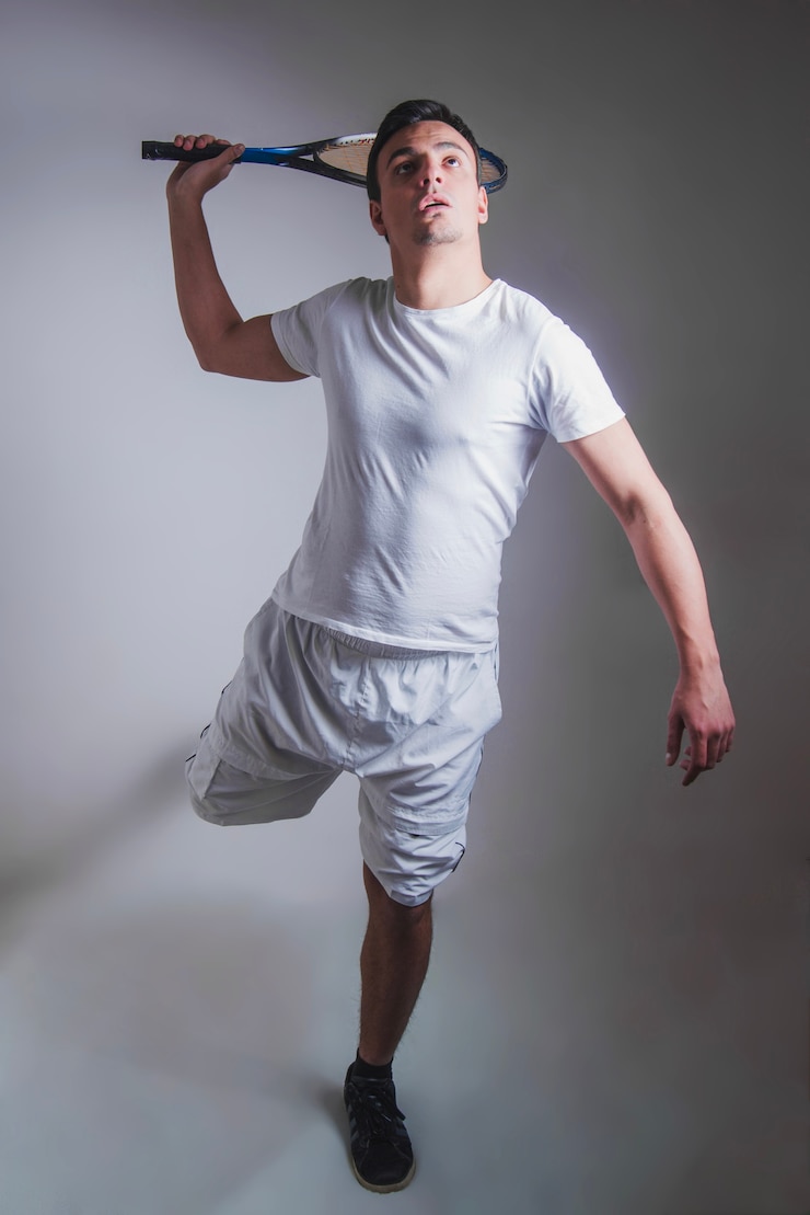 Photo gratuit joueur de tennis se concentrant sur le ballon