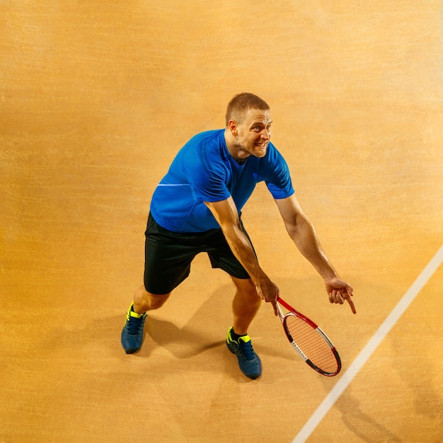 Photo gratuite joueur de tennis stressé se disputant avec un arbitre, un arbitre, un juge de ligne ou un juge de service à la cour