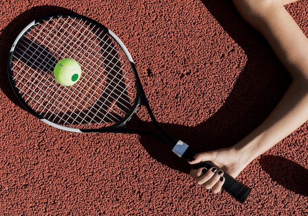 Photo gratuite joueur tennis, tenue, raquette, vue dessus