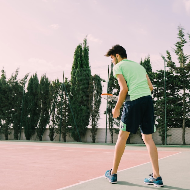 Photo gratuite joueur de tennis sur le terrain