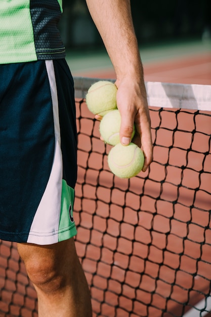 Joueur de tennis avec trois balles