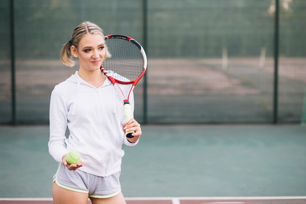 Joueur tennis vue de loin