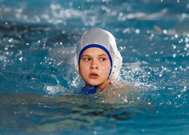 Photo gratuite joueur de water-polo vue de face dans la piscine