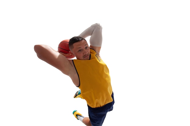 Joueurs de basket-ball sur une grande arène professionnelle pendant le match