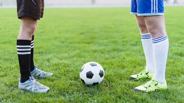 Photo gratuite joueurs de foot près de la balle