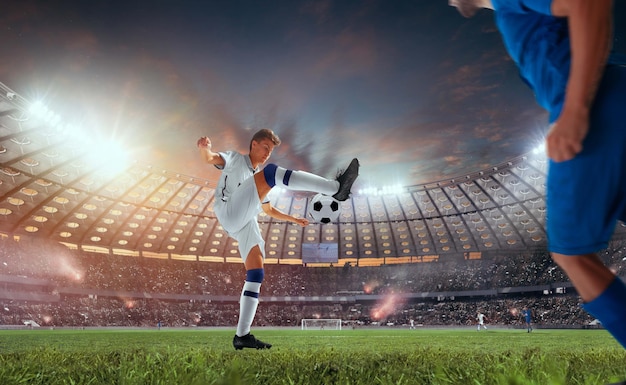 Joueurs de football en action sur un stade professionnel