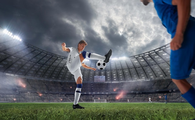 Joueurs de football en action sur un stade professionnel