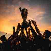 Photo gratuite joueurs de football célébrant la victoire avec le trophée