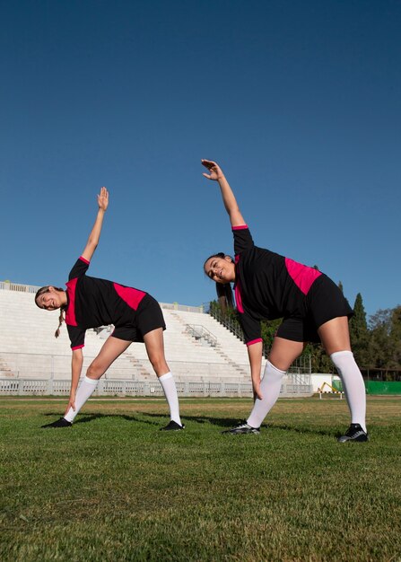 Joueurs de football féminins plein coup sur le terrain