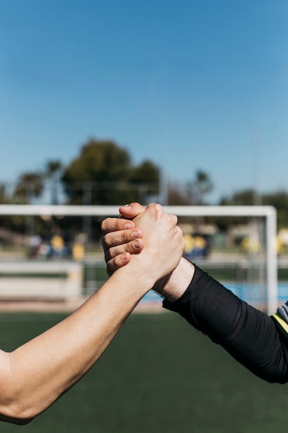 Joueurs de football se serrant la main