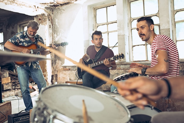 Photo gratuite joueurs de guitare électrique et batteur derrière la batterie.