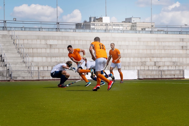 Photo gratuite joueurs de hockey sur gazon lors d'un match de tournoi