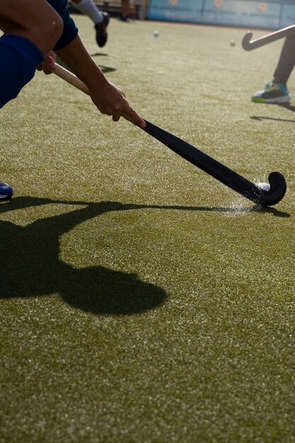 Joueurs de hockey lors d'un match sur l'herbe