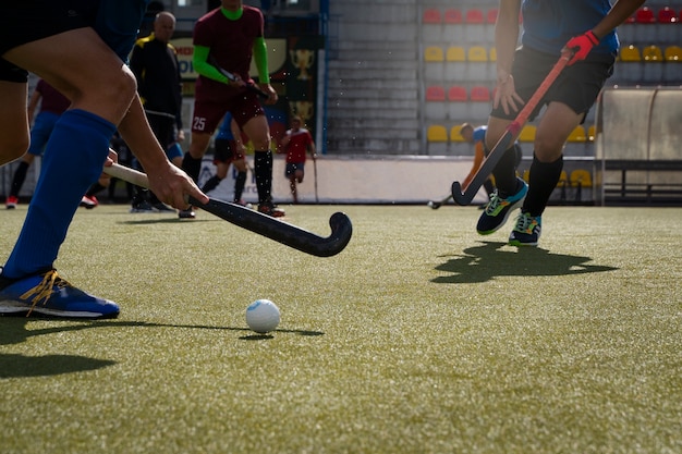 Joueurs de hockey lors d'un match sur l'herbe