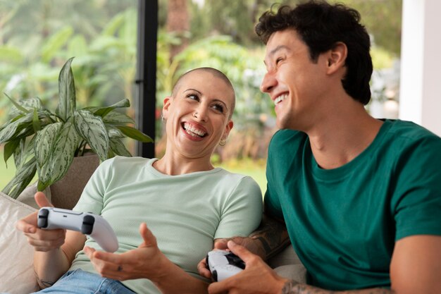 Des joueurs qui s'amusent en jouant à des jeux vidéo
