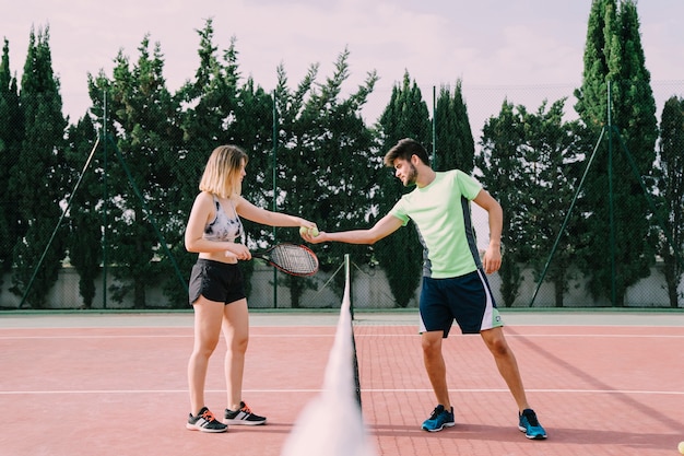 Les joueurs de tennis serrant la main