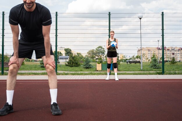 Joueurs de volley-ball ayant un match