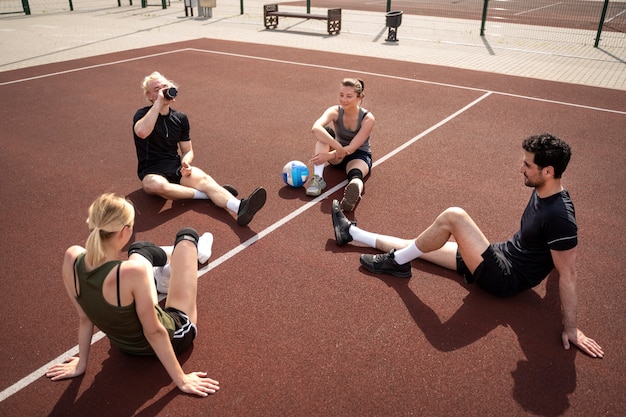 Photo gratuite joueurs de volley-ball se reposant après le match