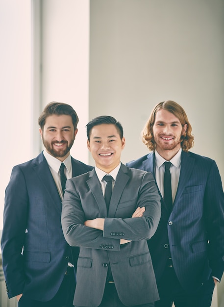 Photo gratuite joueuse cadres rire dans le bureau