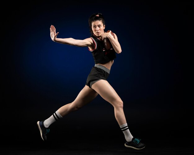 Joueuse de rugby en tenue de sport posant