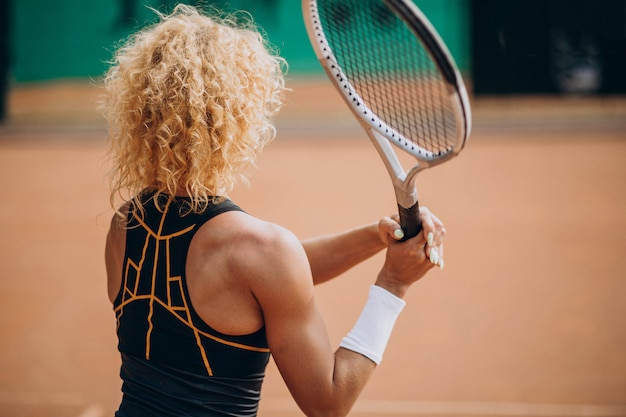 Joueuse de tennis sur le court de tennis