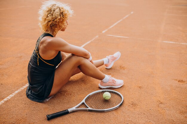 Joueuse de tennis sur le court de tennis