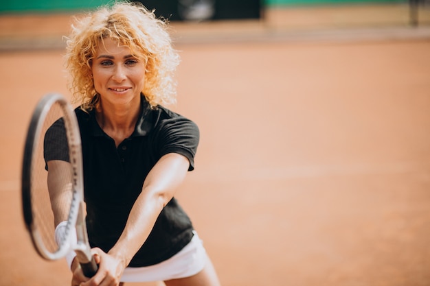 Joueuse de tennis sur le court de tennis