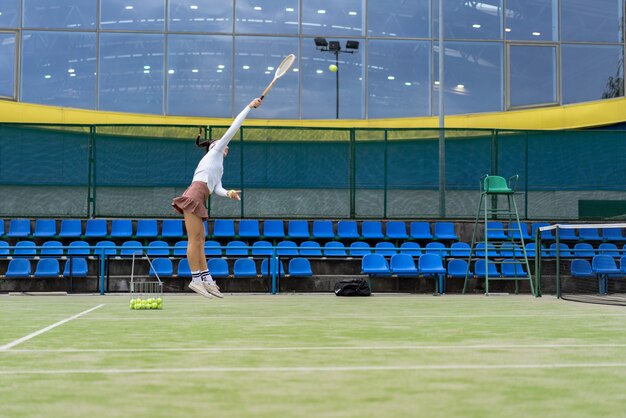 Joueuse de tennis sur l&#39;herbe de la cour verte