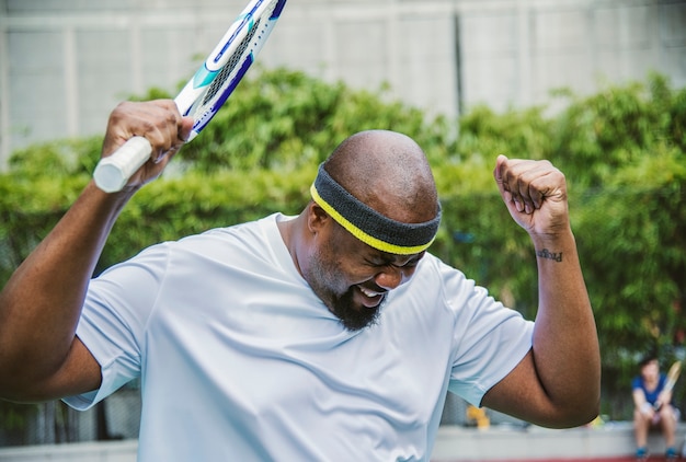 Une joueuse de tennis perd le match