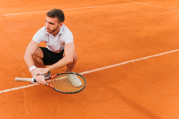 Une joueuse de tennis perd une partie