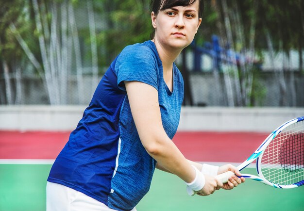 Joueuse de tennis prête pour un match