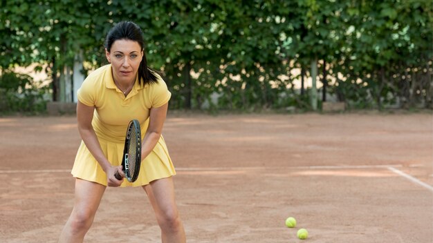 Joueuse de tennis avec sa raquette