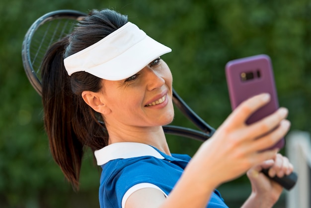 Joueuse de tennis avec sa raquette