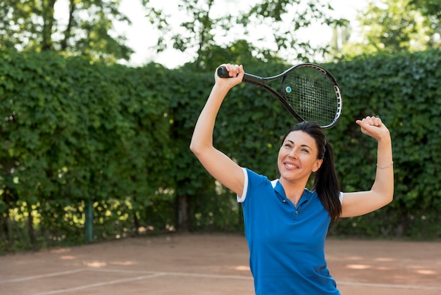 Joueuse de tennis avec sa raquette