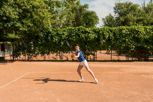 Joueuse de tennis avec sa raquette