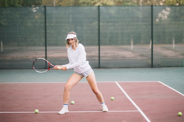 Joueuse de tennis vue de face sur le terrain