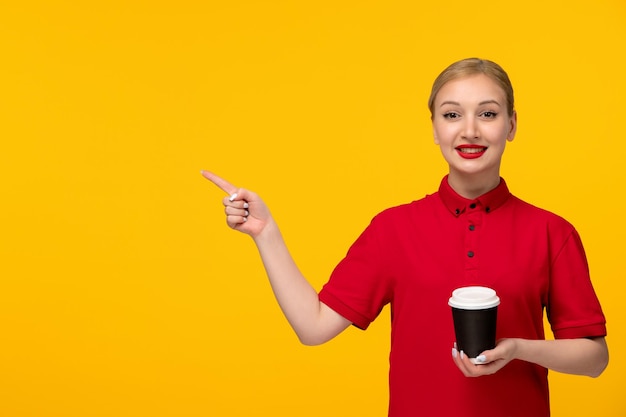 Jour de la chemise rouge belle dame tenant une tasse de café à emporter dans une chemise rouge sur fond jaune