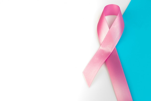 Photo gratuite jour du cancer du monde: breast cancer awareness ribbon sur blanc backg