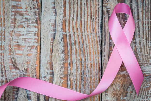 jour du cancer du Monde: Breast Cancer Awareness Ribbon sur bois Backgr