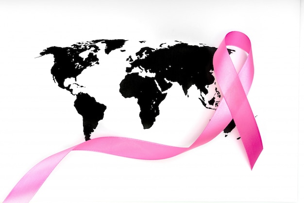 Photo gratuite jour du cancer du monde: breast cancer awareness ribbon sur la carte du monde.