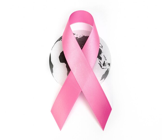 jour du cancer du Monde: Breast Cancer Awareness Ribbon sur la carte du monde.