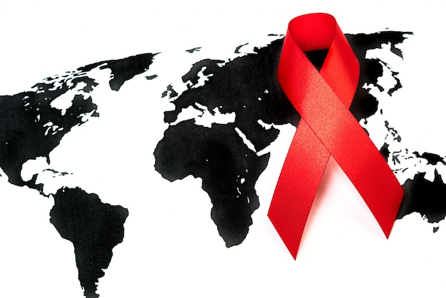 jour du cancer du Monde: Breast Cancer Awareness Ribbon sur la carte du monde.