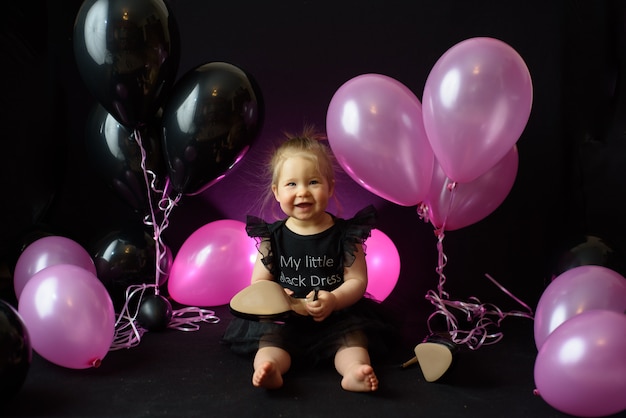 Jour De Fete D Anniversaire De Bebe Fille De Premiere Annee Ballons Et Vacances A L Interieur Anniversaire De L Enfant Petite Jolie Fille Dans Sa Premiere Robe Noire Photo Premium Jour De Fete D Anniversaire De Bebe Fille De Premiere Annee Ballons Et Vacances A L Interieur Anniversaire De L Enfant Petite Jolie Fille Dans Sa Premiere Robe Noire Photo Premium