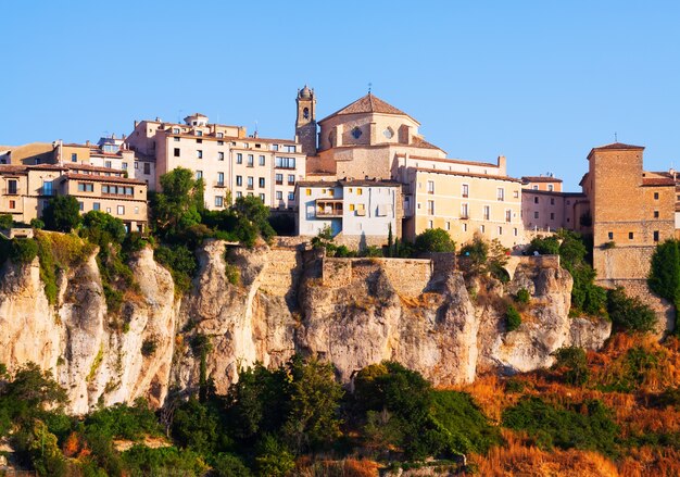 Jour pittoresque vue des maisons sur le rocher à Cuenca