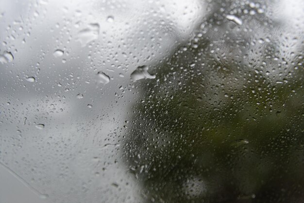 Jour de pluie - derrière la vitre de la voiture