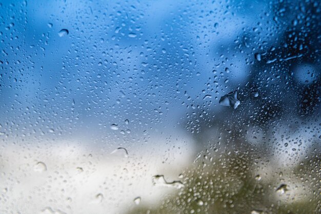 Jour de pluie - derrière la vitre de la voiture