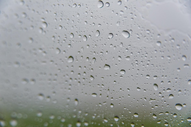 Jour de pluie - derrière la vitre de la voiture